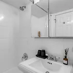 Bold Manhattan Base In Prime Nolita