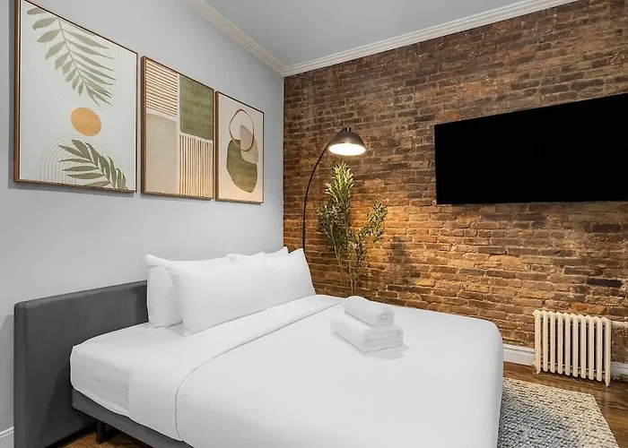 Bold Manhattan Base In Prime Nolita